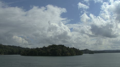 Wolken-über-Einem-Tropischen-Wald