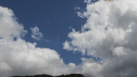 Tropische-Wolken-Ziehen-über-Einen-Blauen-Himmel