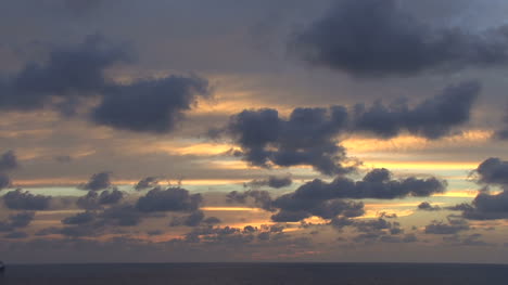 Abendwolken-Auf-See