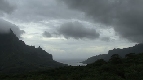 Graue-Wolken-über-Einer-Tropischen-Insel