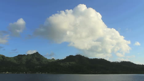 Tropische-Wolken-über-Einer-Insel