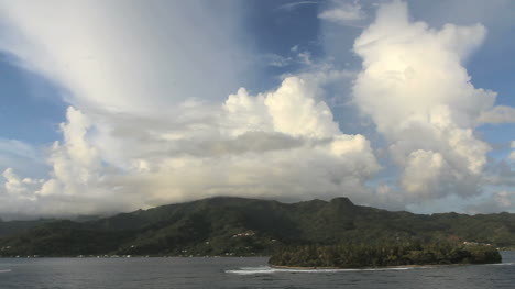 Mehrere-Wolkentypen-über-Einer-Tropischen-Insel
