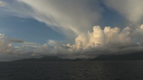 Unglaubliche-Wolken-über-Raiatea