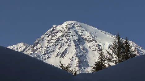 Mount-Rainier-zooms-on-rocks