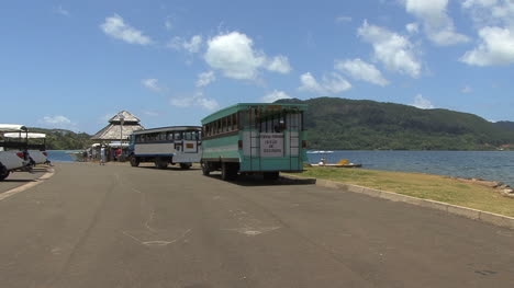 Huahine-Touristenbusse