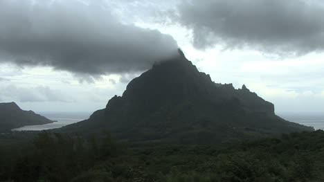 Moorea-timelapse-clouds-Mt-Mouaroa