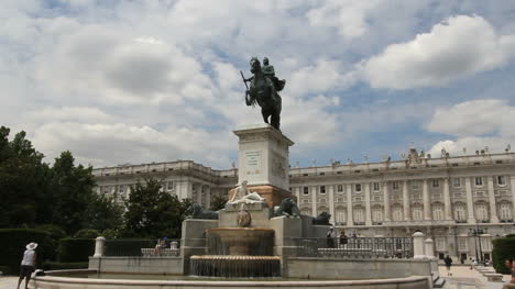 Madrid-Statue-and-palace-1