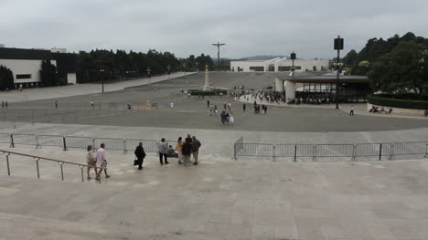Fatima-plaza-with-pilgrims