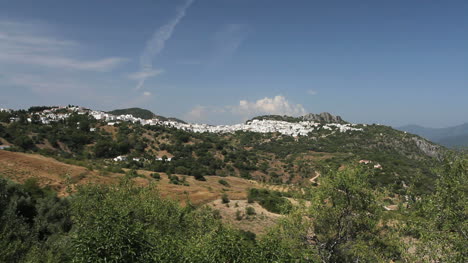 Andalusien-Gaucin-Dorf-Auf-Einem-Kamm