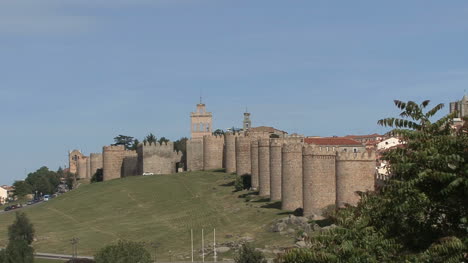 Avila-Spain-walls-zooms-in-to-gate