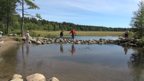 Minnesota-tourists-at-Lake-Itasca-Mississippi-headwaters