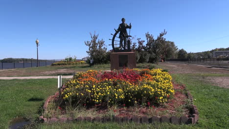 Missouri-Hannibal-Mark-Twain-Statue-Und-Blumen-S