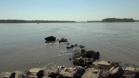 Missouri-and-Mississippi-confluence-with-rocks