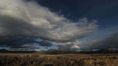 Nevada-Wolken-über-Der-Wüste