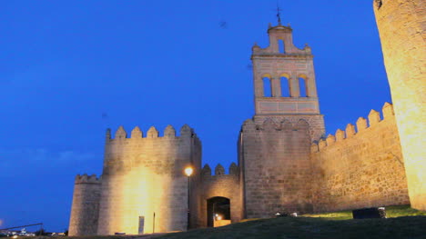 Spanien-Avila-Tor-Und-Mauern-Nachtansicht