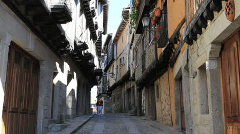 Spain-La-Alberca-narrow-street