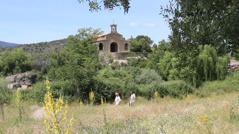 Spanien-Kastilien-Valle-De-Iruelas-Kapelle-Und-Wanderer