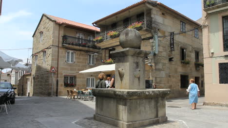 Spanien-Galicien-Plaza-Steinkugel