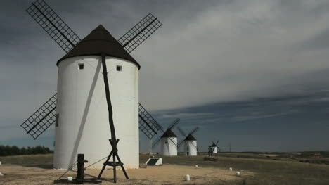 Spanien-Mota-Del-Cuervo-Windmühlen-In-Einer-Reihe