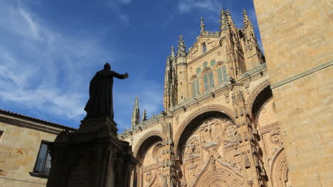Salamanca-statue-and-cathedral-3a