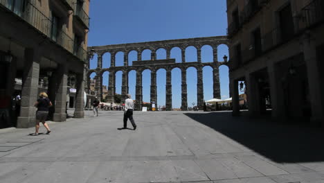 Segovia-aqueduct-down-street