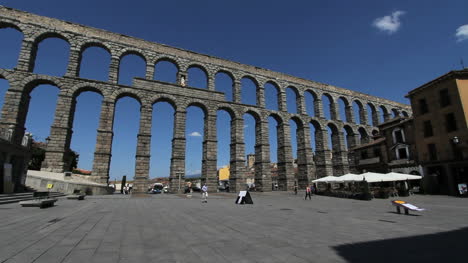 Segovia-aqueduct-and-plaza