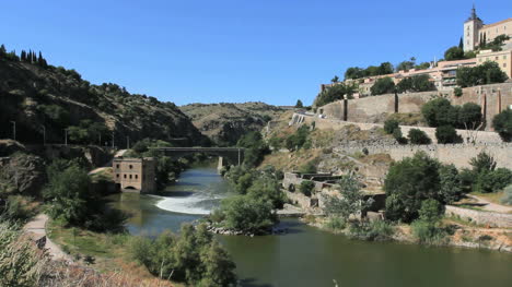 Toledo-Und-Rio-Tajo-Mit-Stadtmauer