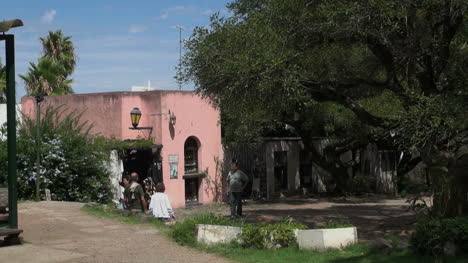 Uruguay-Colonia-pink-building