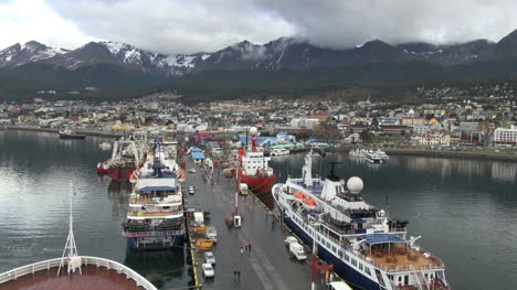 Argentina-Ushuaia-wide-dock-between-ships