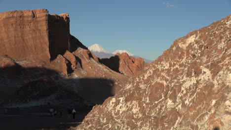 Atacama-Valle-de-la-Luna-with-volcano
