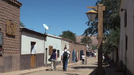 San-Pedro-De-Atacama-Straße-Mit-Touristen