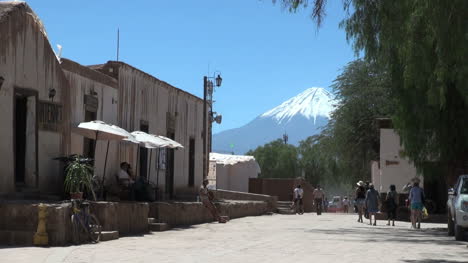 Straße-San-Pedro-De-Atacama-Mit-Blick-Auf-Den-Vulkan