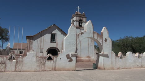 Iglesia-De-San-Pedro-De-Atacama-Con-Bicicleta