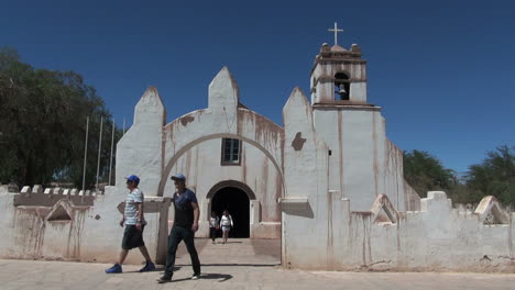 San-Pedro-De-Atacama-Hombres-Saliendo-De-La-Iglesia
