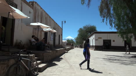 Calle-San-Pedro-De-Atacama-Con-Niña
