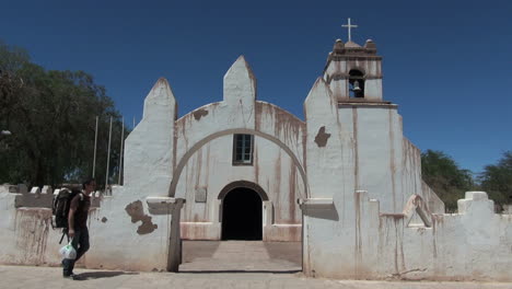 San-Pedro-de-Atacama-church-&-backpaker-s8