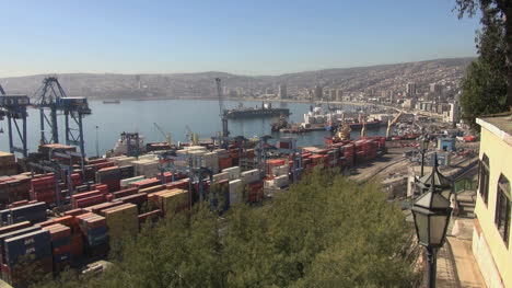 Chile-Valparaiso-Hafen-Schiffscontainer