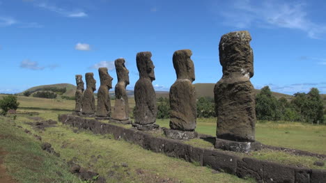 Isla-De-Pascua-Ahu-Akivi-Vista-Posterior-Del-Moai-5b