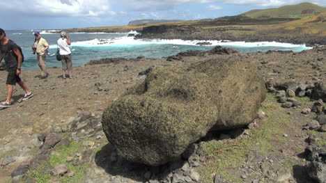 Osterinsel-Akahanga-Moai-Auf-Den-Rücken-Gefallen