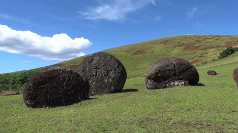 Osterinsel-Puna-Pau-Unfertiges-Moai-Material-Am-Hang-7