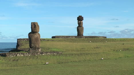 Isla-De-Pascua-Complejo-Tahai-Dos-Moai-Cara-Desgastada-Y-Sombrero-De-Copa-9