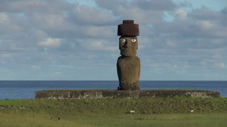 Osterinsel-Ahu-Ko-Te-Riku-Moai-Gegen-Wolken-Und-Meer-4d