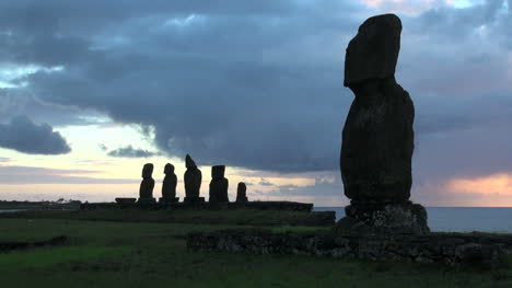 Rapa-Nui-Statues-at-Tahai-sunset-s10