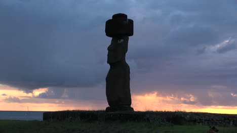 Rapa-Nui-statue-at-Tahai-at-sunset