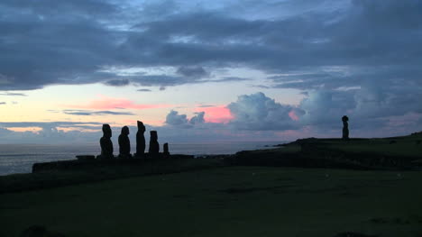 Rapa-Nui-Tahai-sunset-with-four-maoi