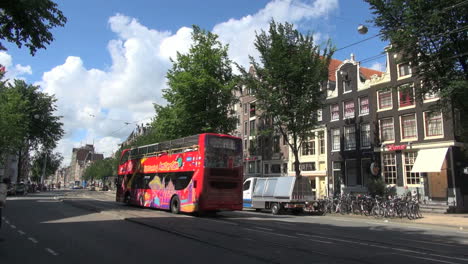 Niederlande-Amsterdam-Rote-Tourbusfahrräder-Unter-Giebel