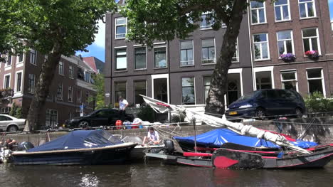 Niederlande-Amsterdam-Geparkte-Boote-Vorbei