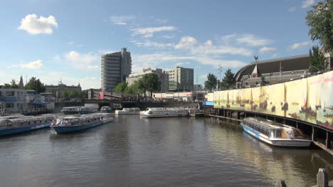 Niederlande-Amsterdam-Sightseeing-Boote-Im-Hafen