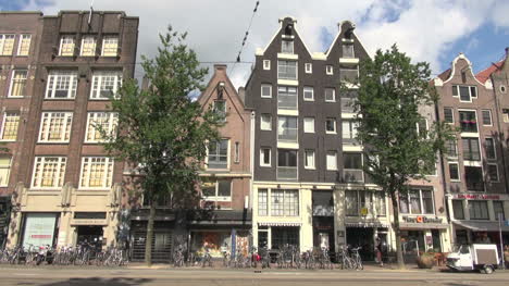Niederlande-Amsterdam-Giebelgebäude-über-Fahrrädern-Auf-Der-Straße-1