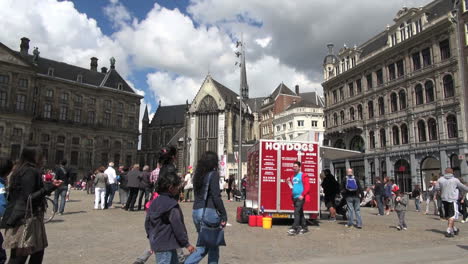 Niederlande-Amsterdam-Damm-Quadratisches-Rotes-Schild-Und-Neue-Kirche